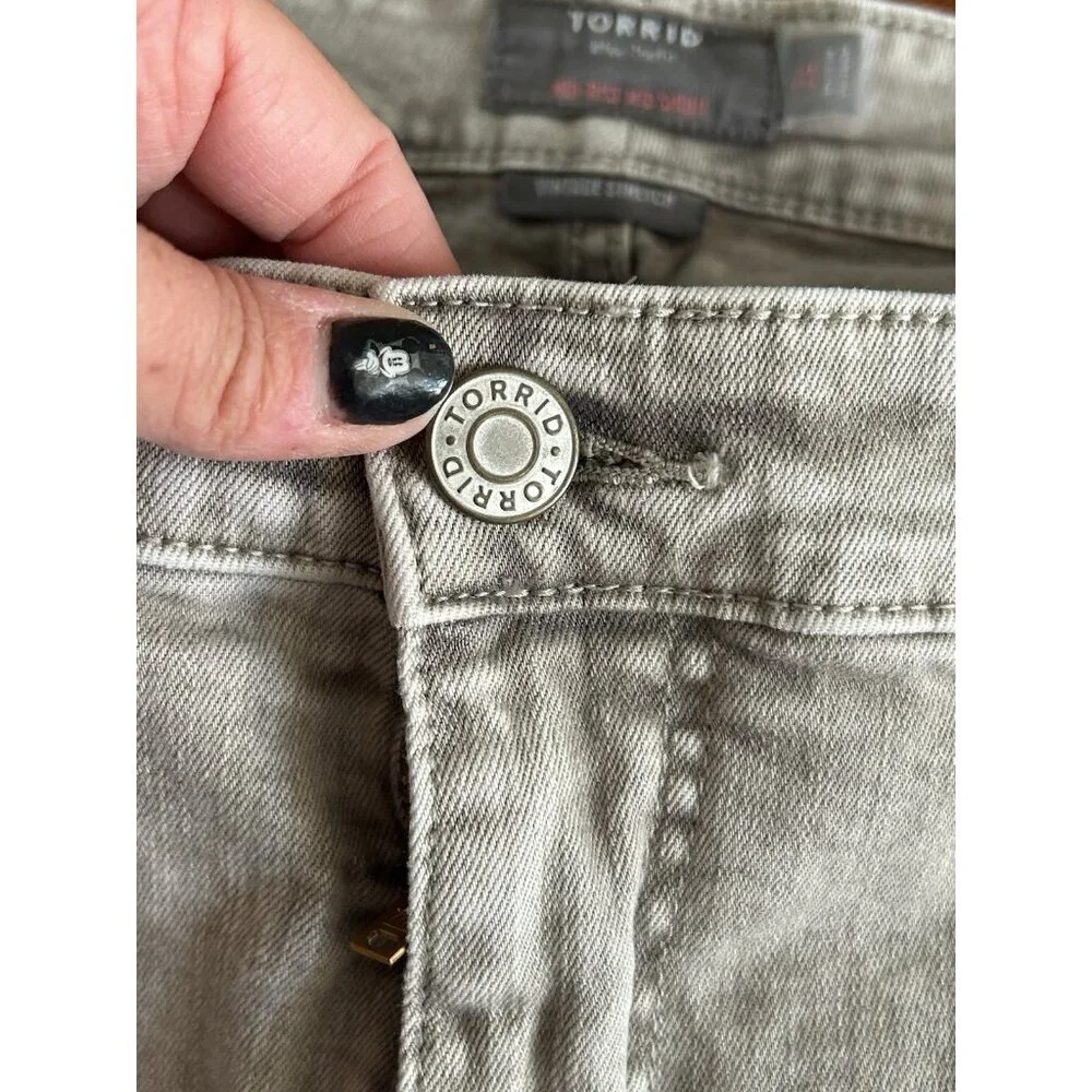 Torrid Size 24 Boyfriend Vintage Stretch Mid-Rise 5 Inch‎ Jean Shorts Smokestack